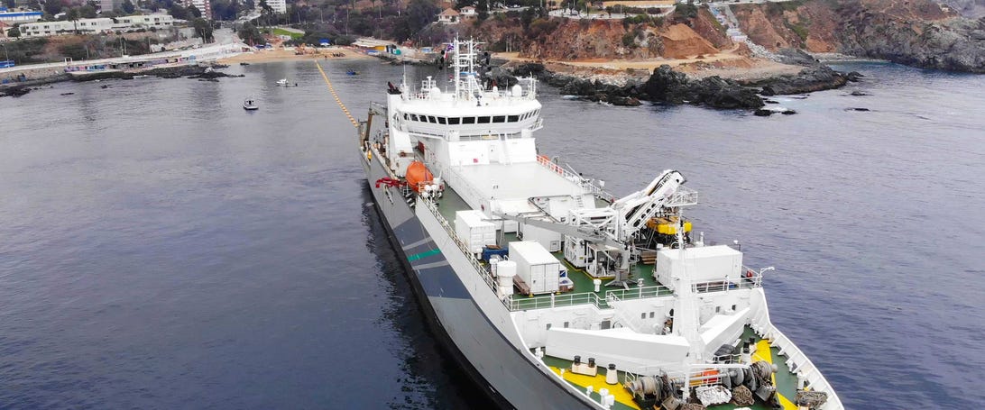 Un barco coloca un cable submarino de Google