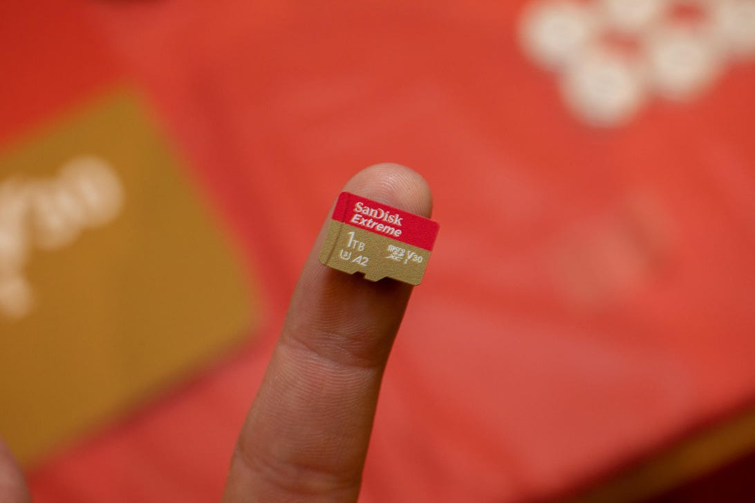World’s fastest 1TB microSD card, revealed at MWC, will cost 0