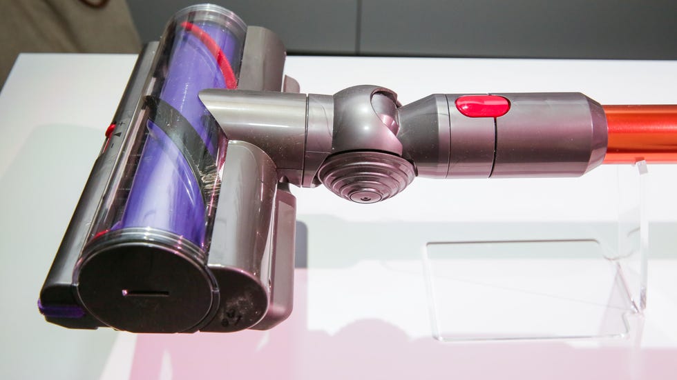 Dyson demonstrates the new Cyclone V10 vacuums - CNET
