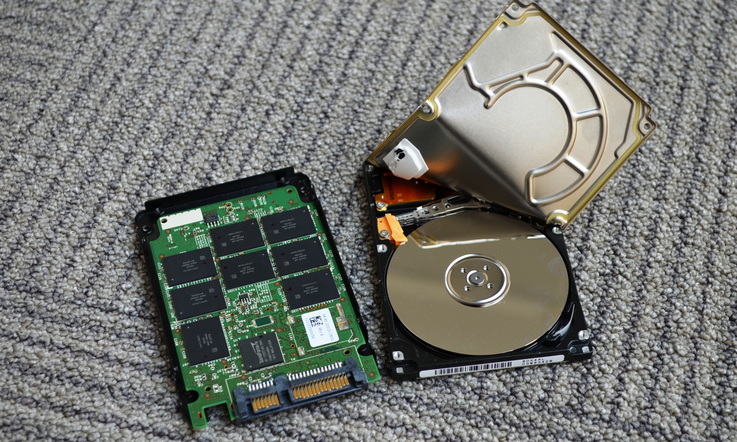 Типы памяти жесткого диска. HDD SSD. Жесткий диск ссд и HDD. Жесткий диск и ссд внутри. SSD vs HDD.