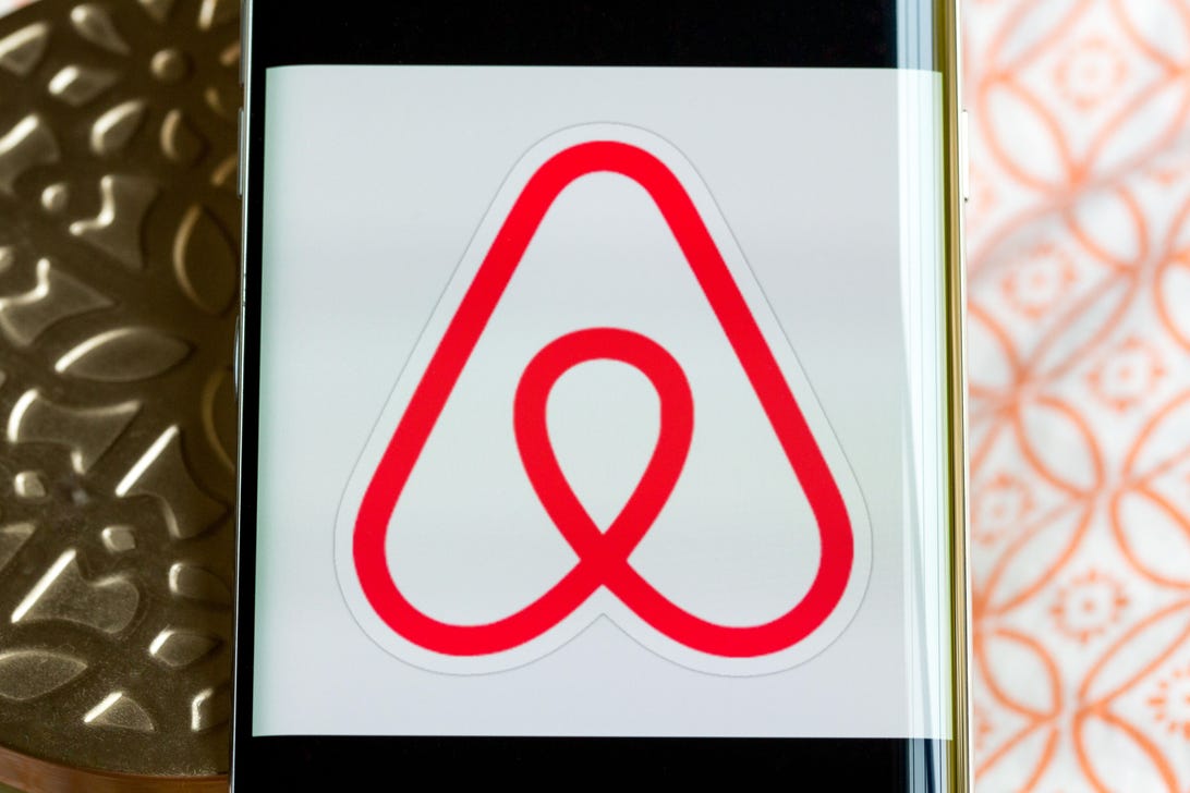 Airbnb to Offer Free Housing for 100,000 Ukrainian Refugees