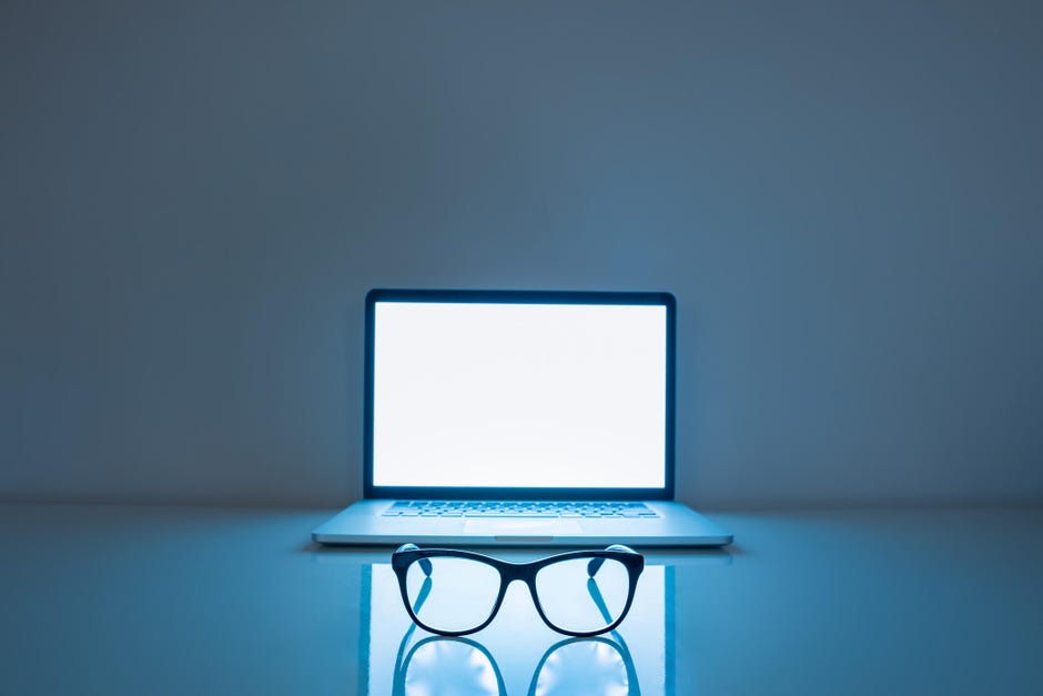 コンピュータの画面からの青い光