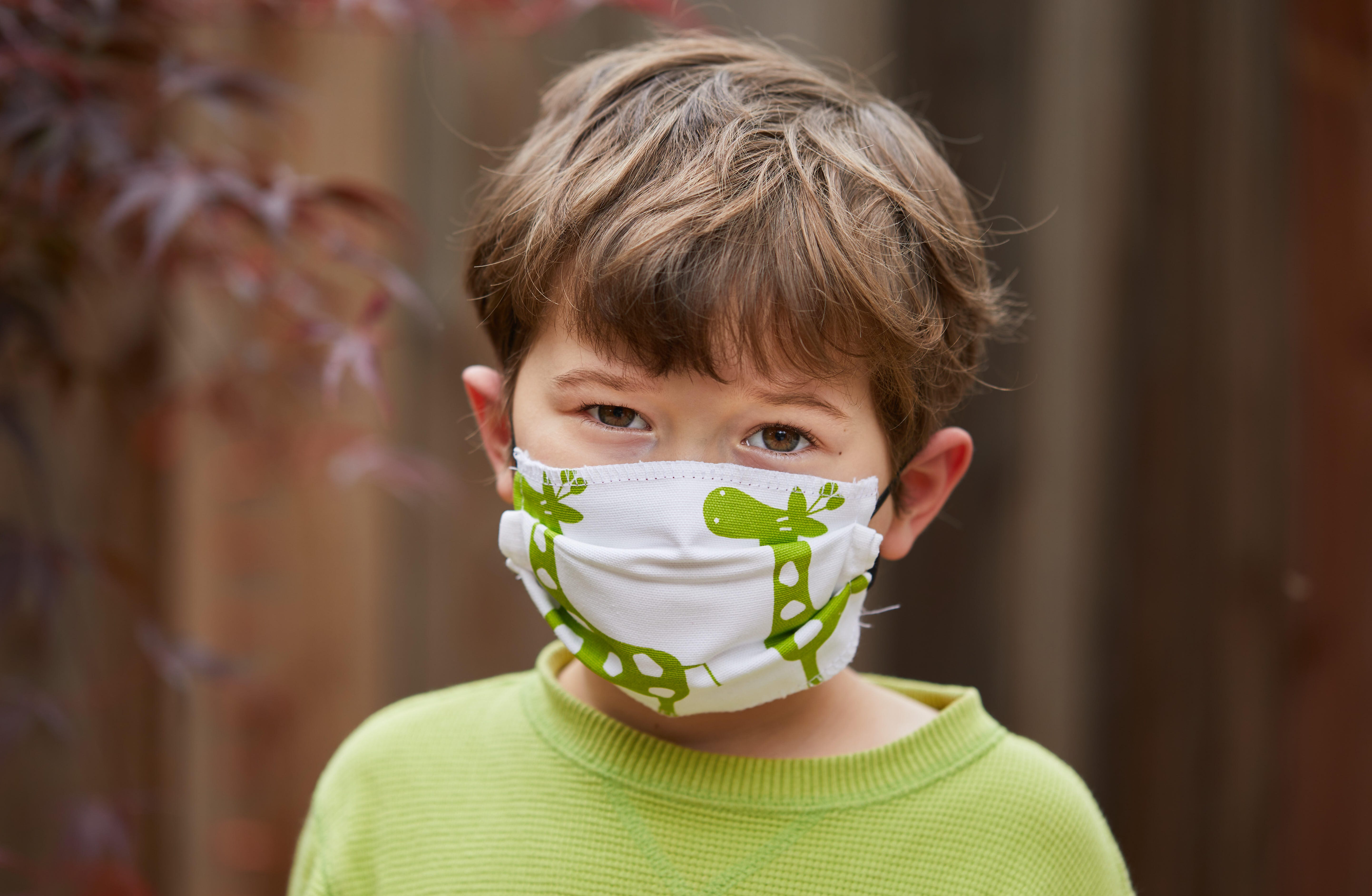 Một cậu bé đeo mặt nạ thủ công để cố gắng giảm lây truyền COVID-19, căn bệnh do coronavirus gây ra.