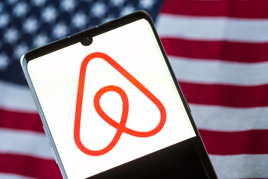 airbnb-logo-phone-american-flag-4231