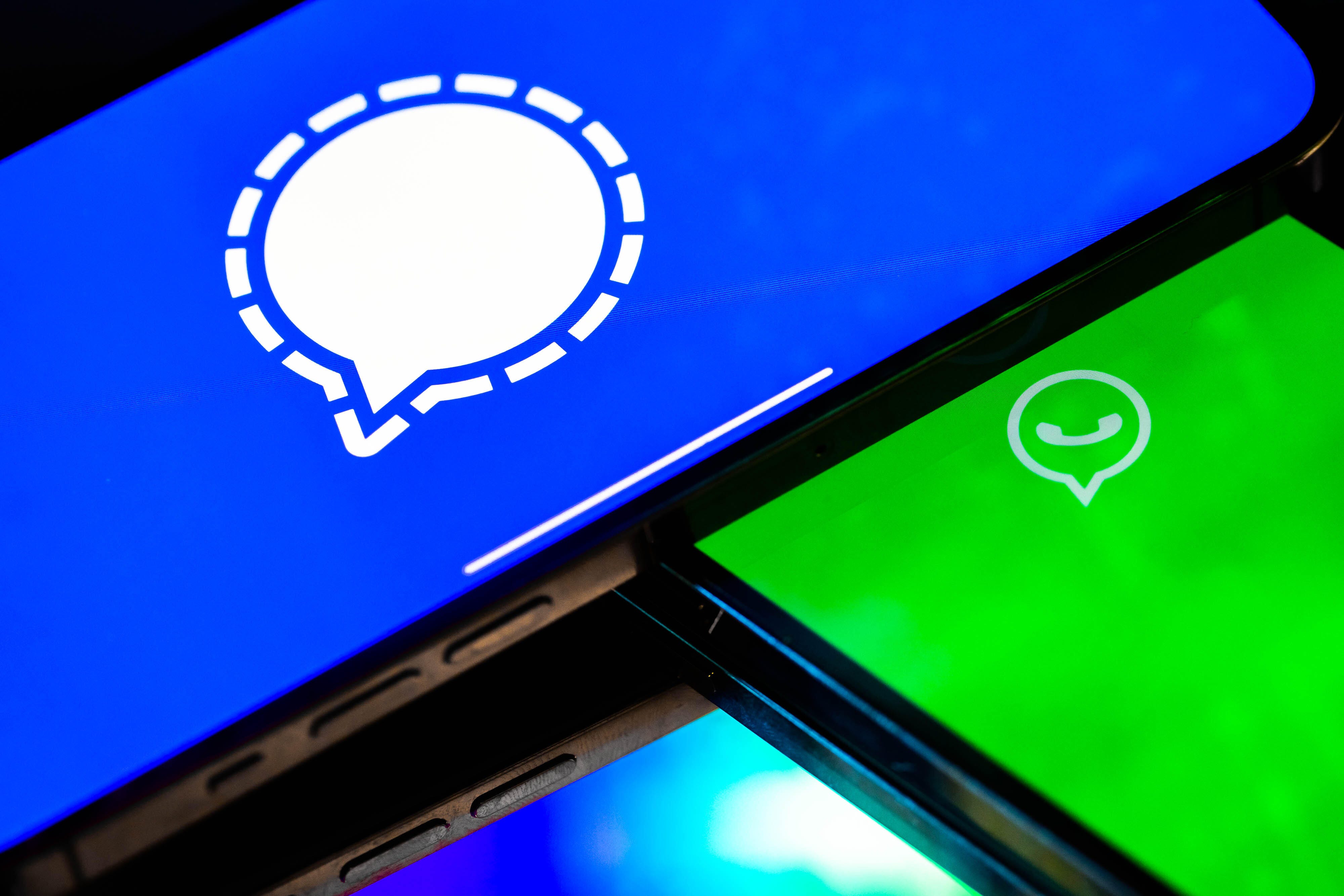 Privacidad y seguridad con señal y mensajería de WhatsApp