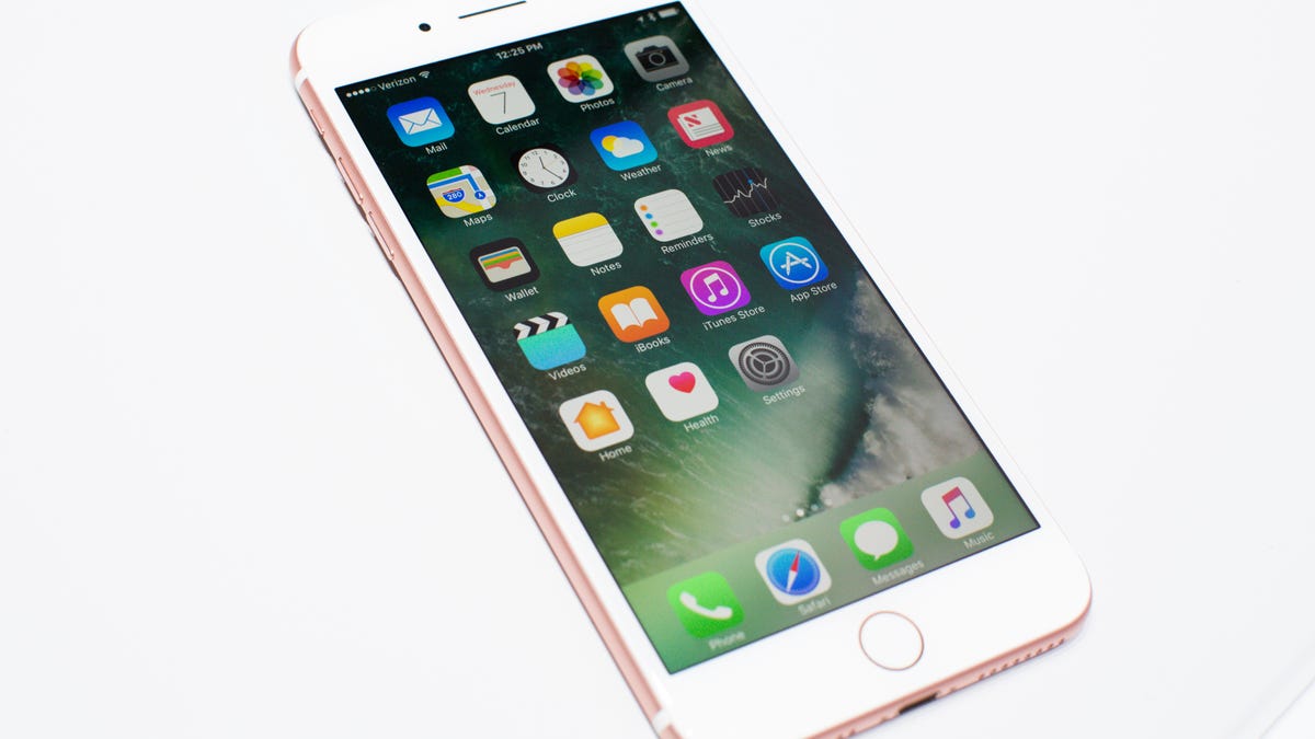 Gezag financiën Koningin Specs off: Apple iPhone 7 Plus vs. Samsung Galaxy Note 7, LG V20 and  OnePlus 3 - CNET