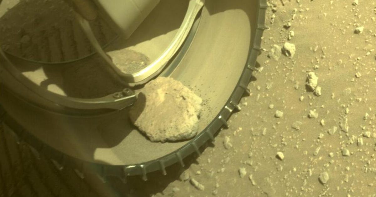 Der Perseverance Rover der NASA auf dem Mars hat eine felsige Fahrt in einem seiner Räder