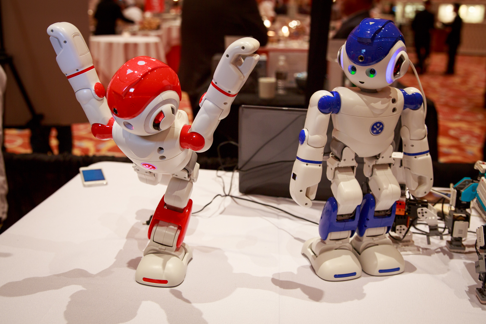 Можно робота нового. Робот Alpha 2. Современные роботы. Роботы для детей. Роботы для развлечения.