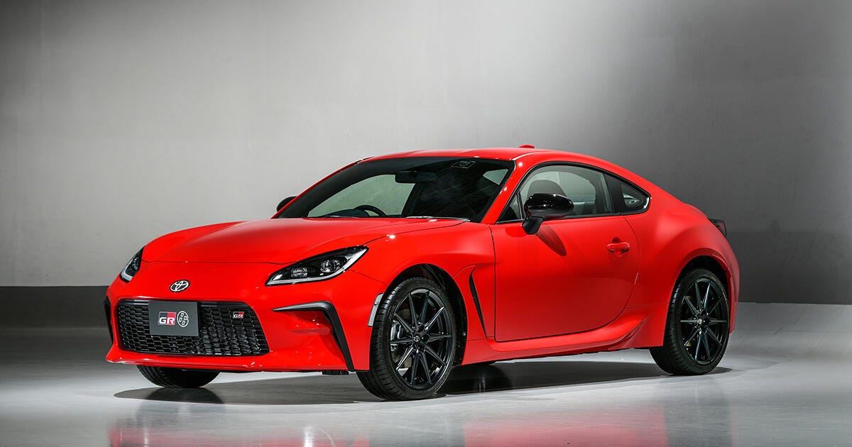 2022 Toyota 86 embraces the evolution of the sports car with renewed appearance, more power