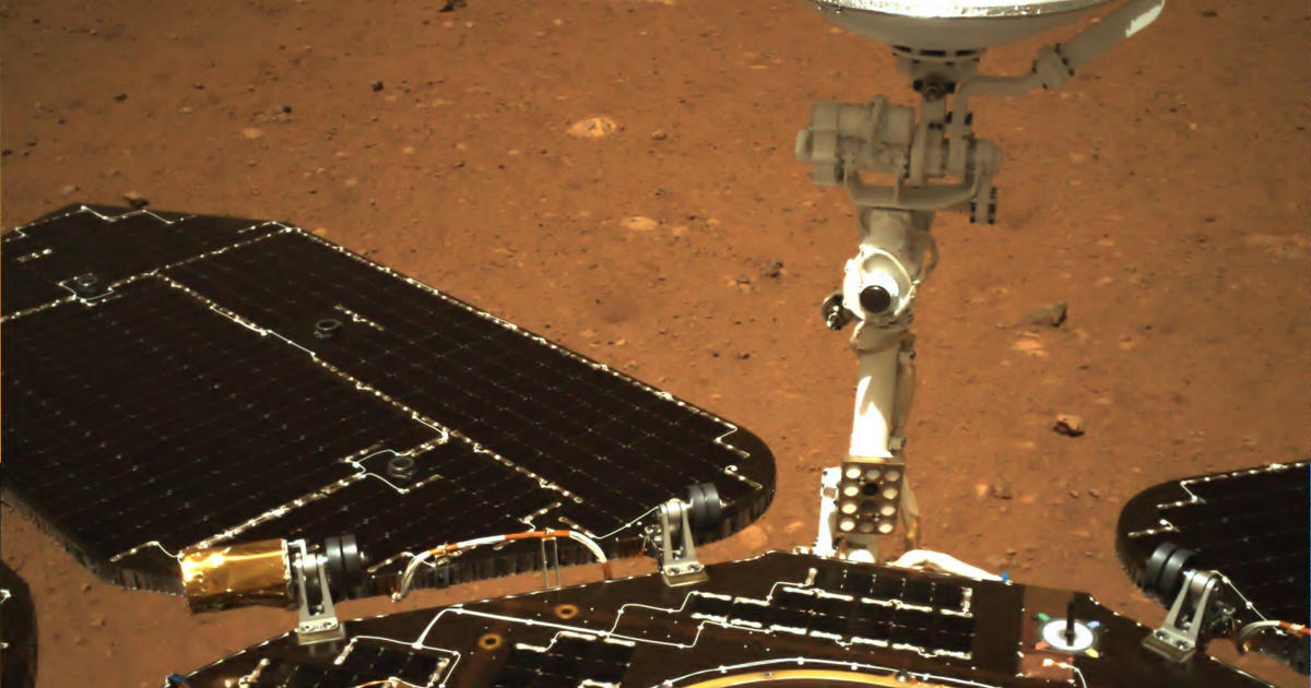 Tàu vũ trụ sao Hỏa Zhurong của Trung Quốc đang gửi những hình ảnh đầu tiên từ bề mặt