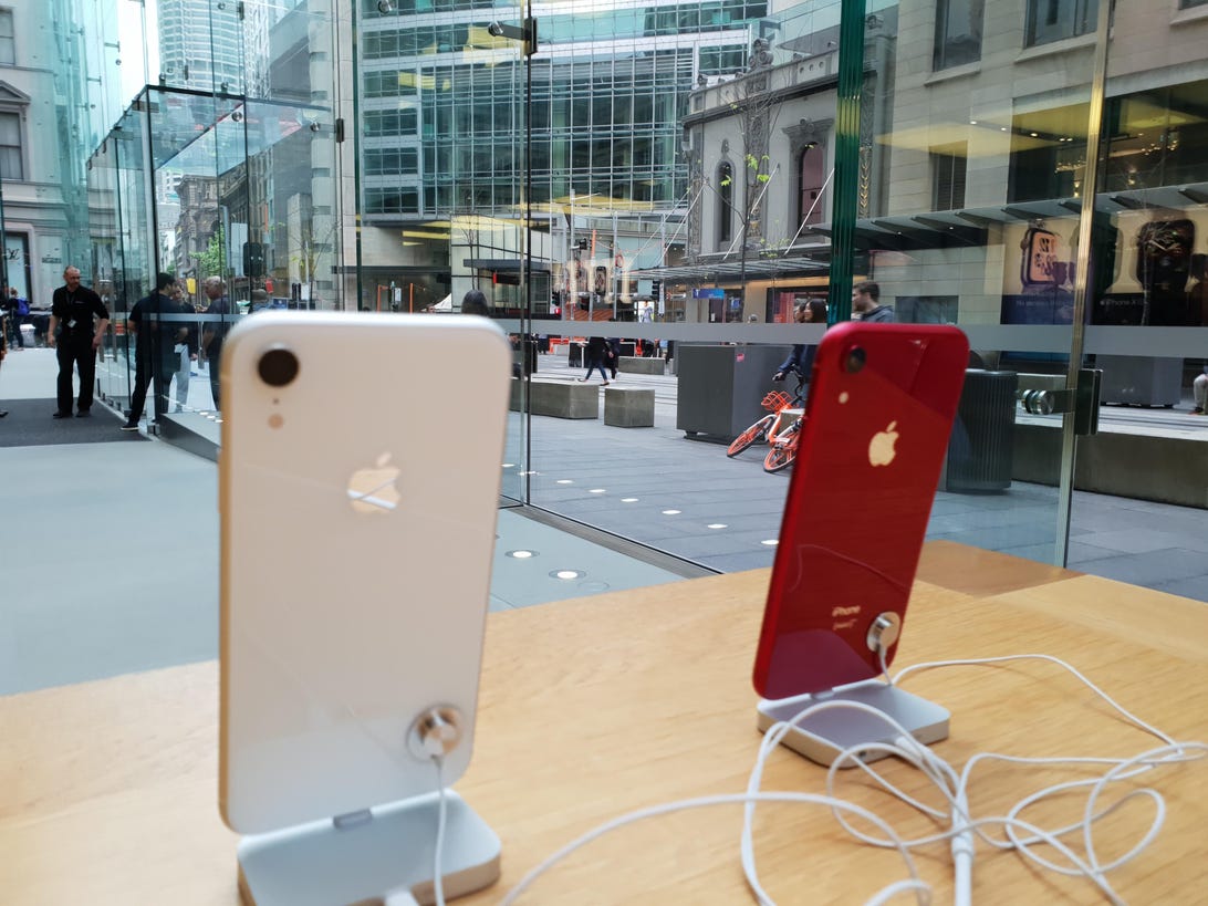 apple-store-sydney-iphone-xr-bench