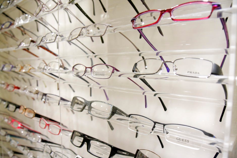 silmälasit myytävänä optikkoliikkeessä Coray waylla.