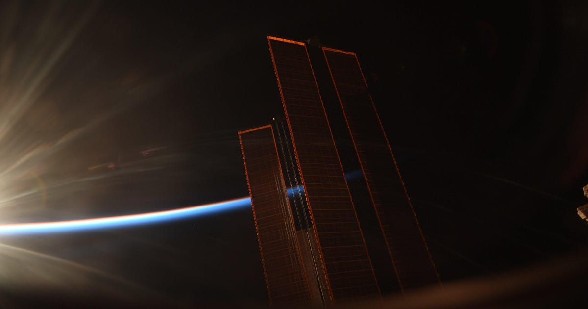 Photo of Veľkolepá fotografia vesmírnej stanice pri východe slnka vám vyrazí dych