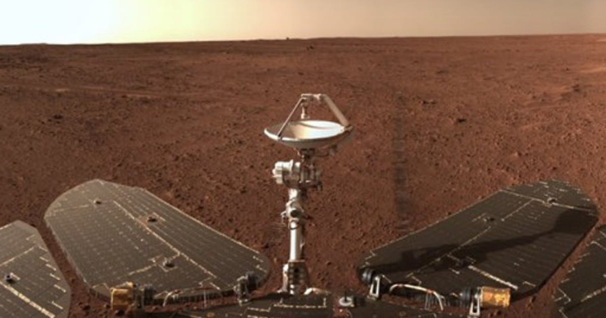 La scenografica stella di sabbia di Marte nell’ampio panorama del pianeta rosso del rover cinese