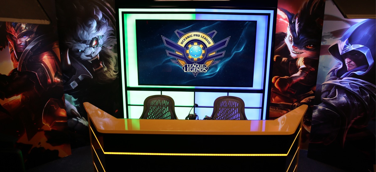 Shoutcaster commentary desk for League of Legends