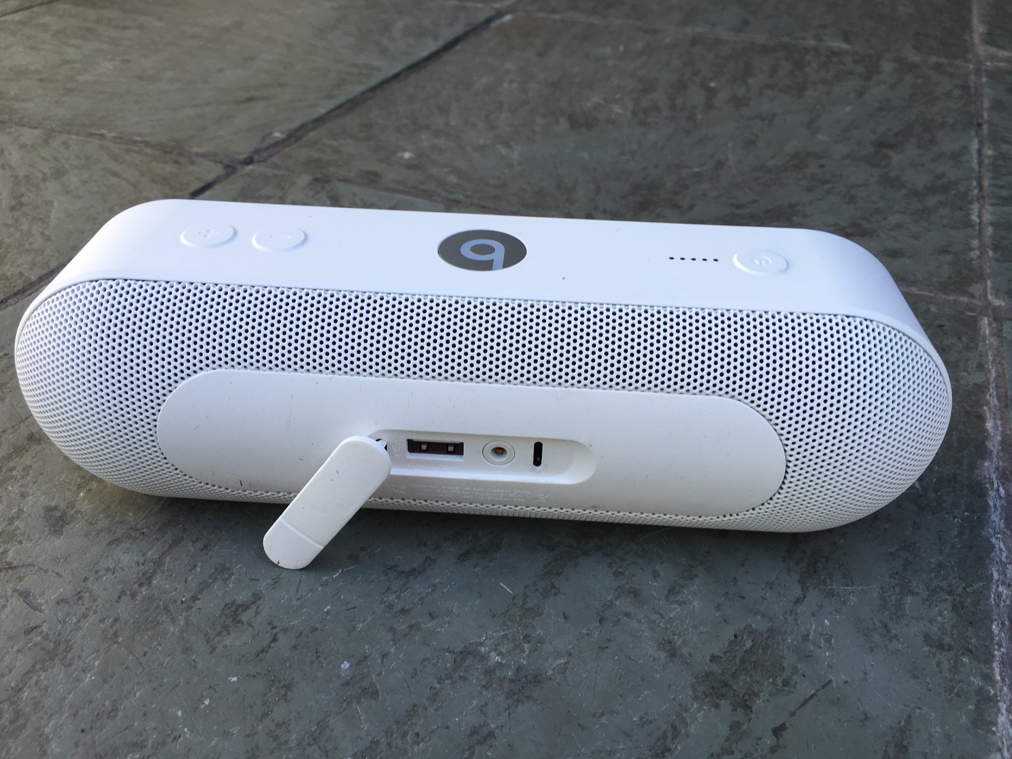 Ren og skær Human pengeoverførsel Beats Pill+ review: Beats' new Pill+ Bluetooth speaker charges with Apple  Lightning cable - CNET