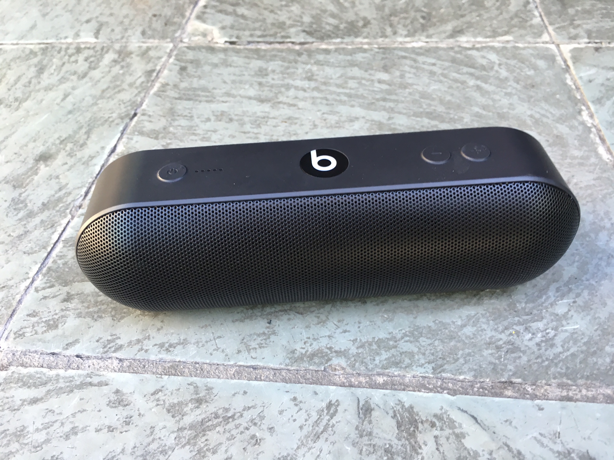 Ren og skær Human pengeoverførsel Beats Pill+ review: Beats' new Pill+ Bluetooth speaker charges with Apple  Lightning cable - CNET