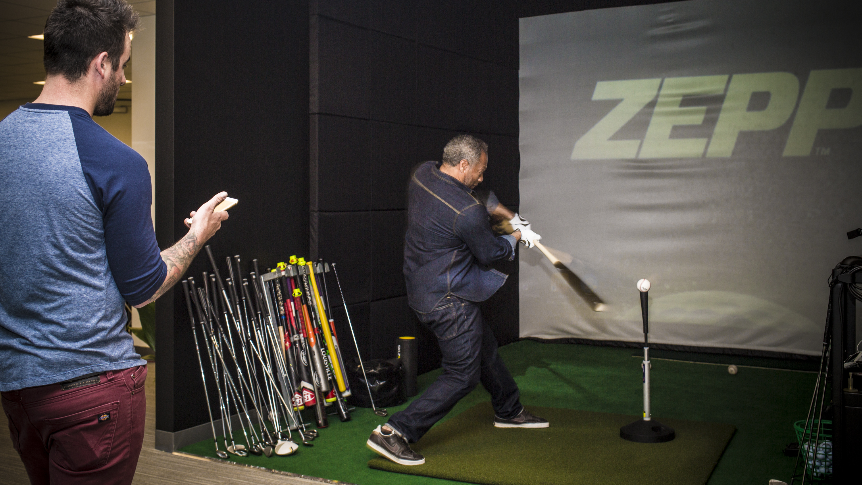CNET reporter Terry Collins takes his cuts using sport-tech company Zepp's Smart Bat, which will hit the market this summer. The bat has a sensor inside its handle to track speed and impact.