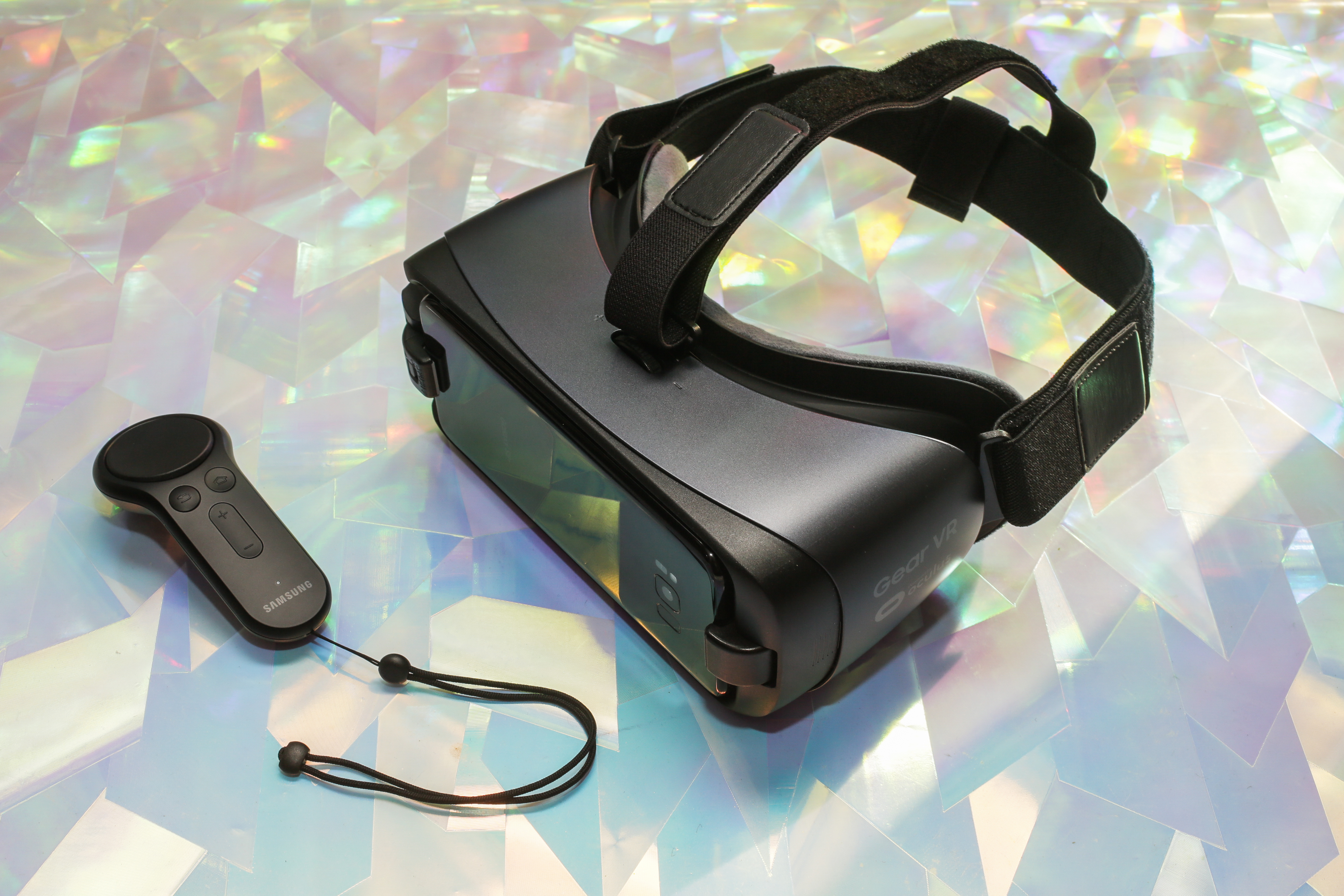Demon italic accelerator Samsung Gear VR (2017) review: Samsung Gear VR's best feature isn't the  Galaxy S8, it's the controller - CNET