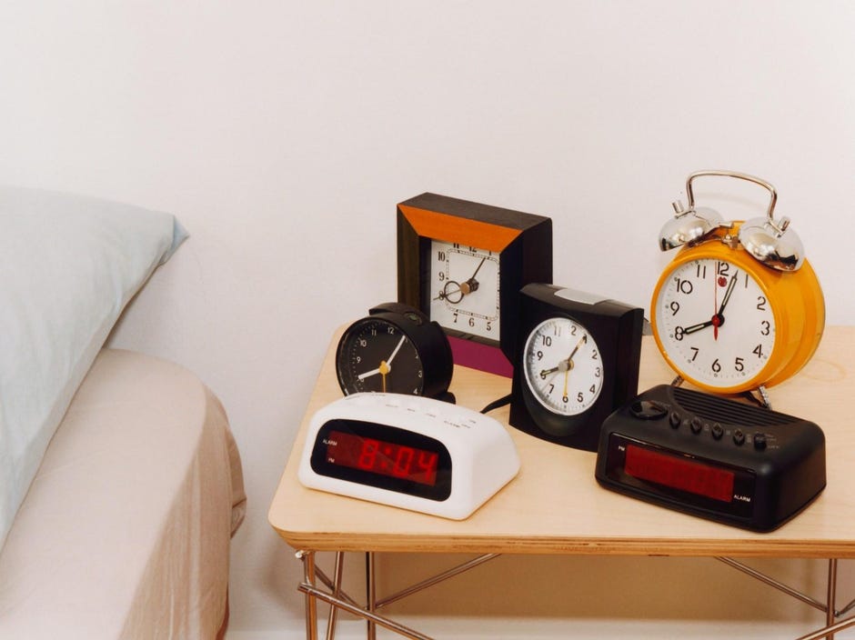 Ceasuri de alarmă pe masa de noapte