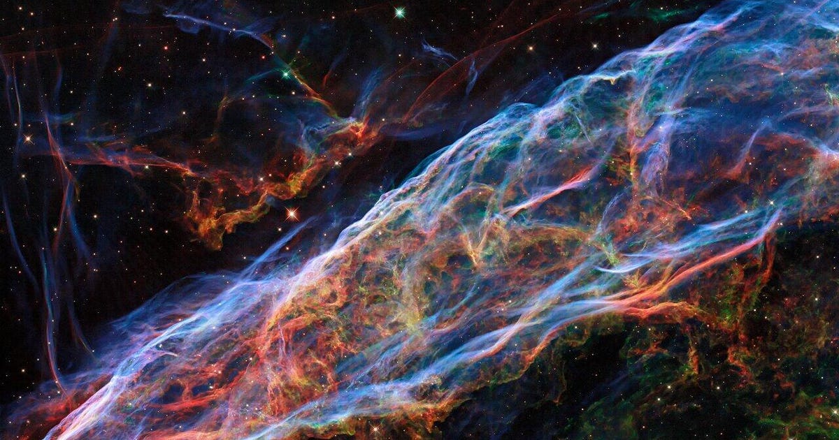A revisited image of the Hubble Space Telescope reveals a veil nebula with remarkable detail