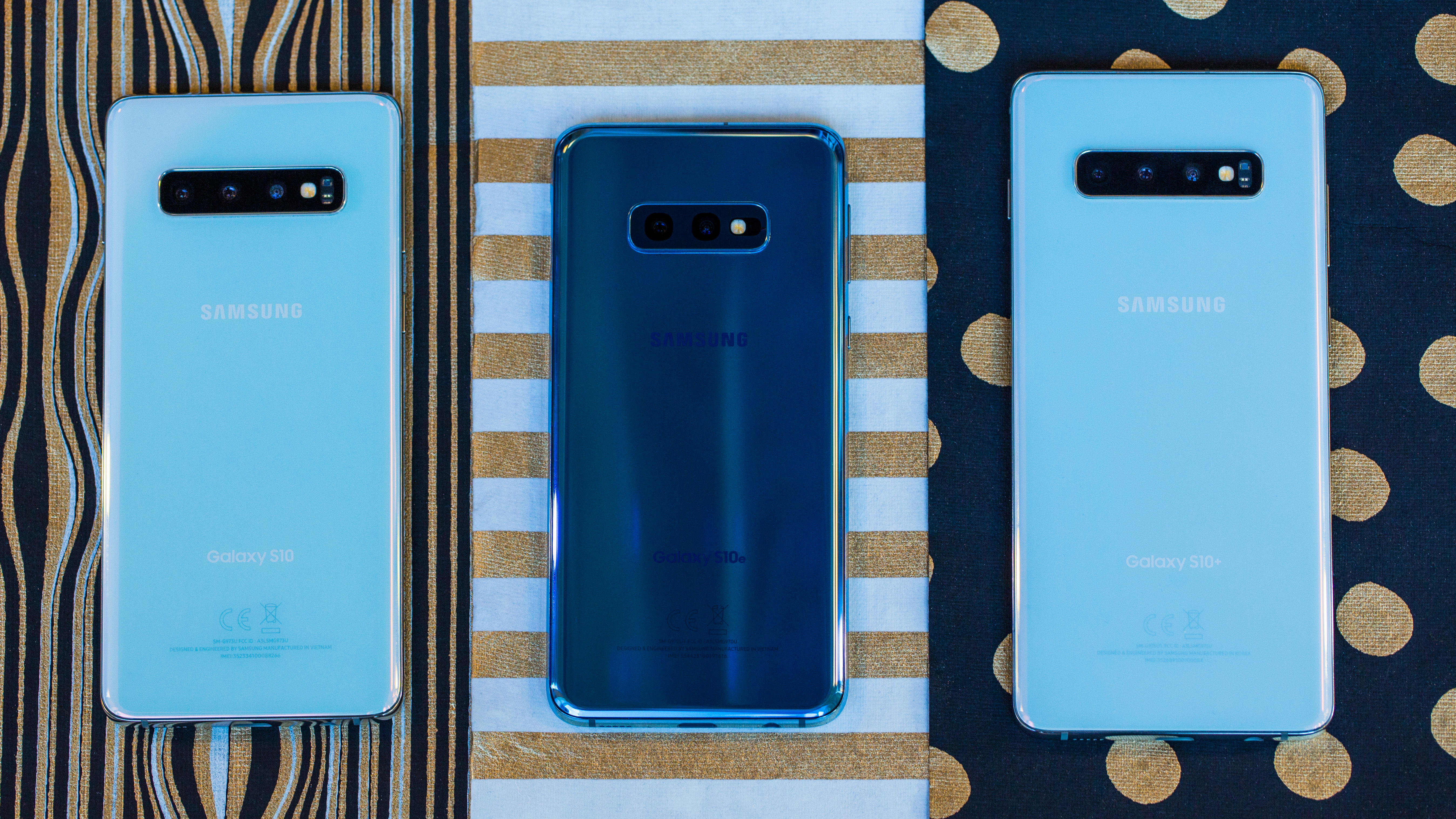 Galaxy s10 обзор. Samsung Galaxy s10e. Samsung s10e Blue. Samsung Galaxy s10e Blue. Samsung Galaxy s10 / s10 +.