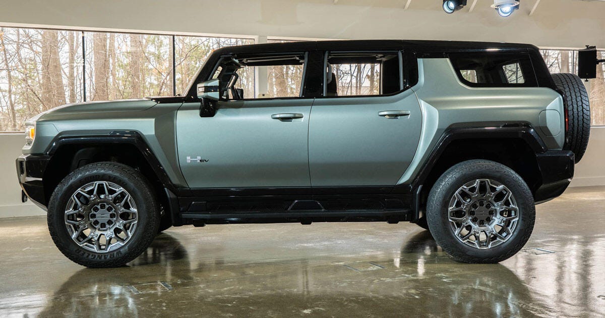 2024-gmc-hummer-suv-is-mega-powerful-insanely-capable
