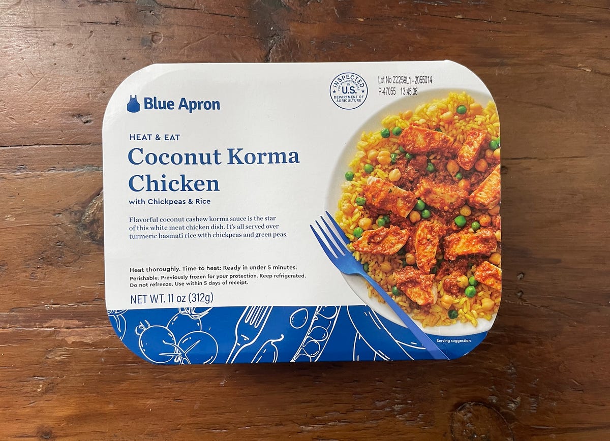 Piatto di Korma di pollo con grembiule blu