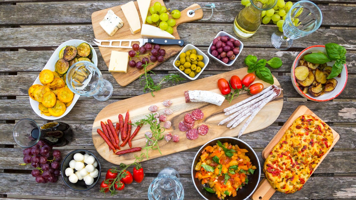 Variety of Mediterranean foods to eat on the Mediterranean diet