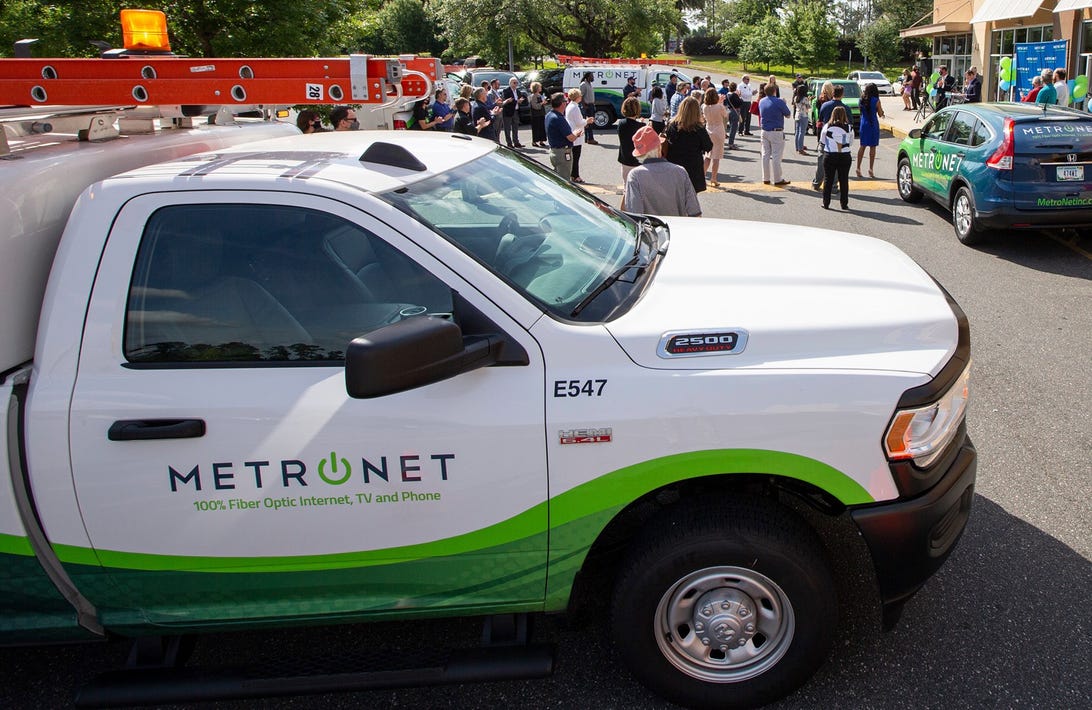 Image of MetroNet logo on a service truck