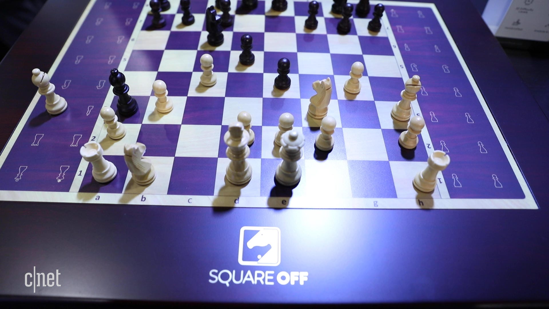 A chess board that can move its own pieces wows at CES 2019 - Video - CNET