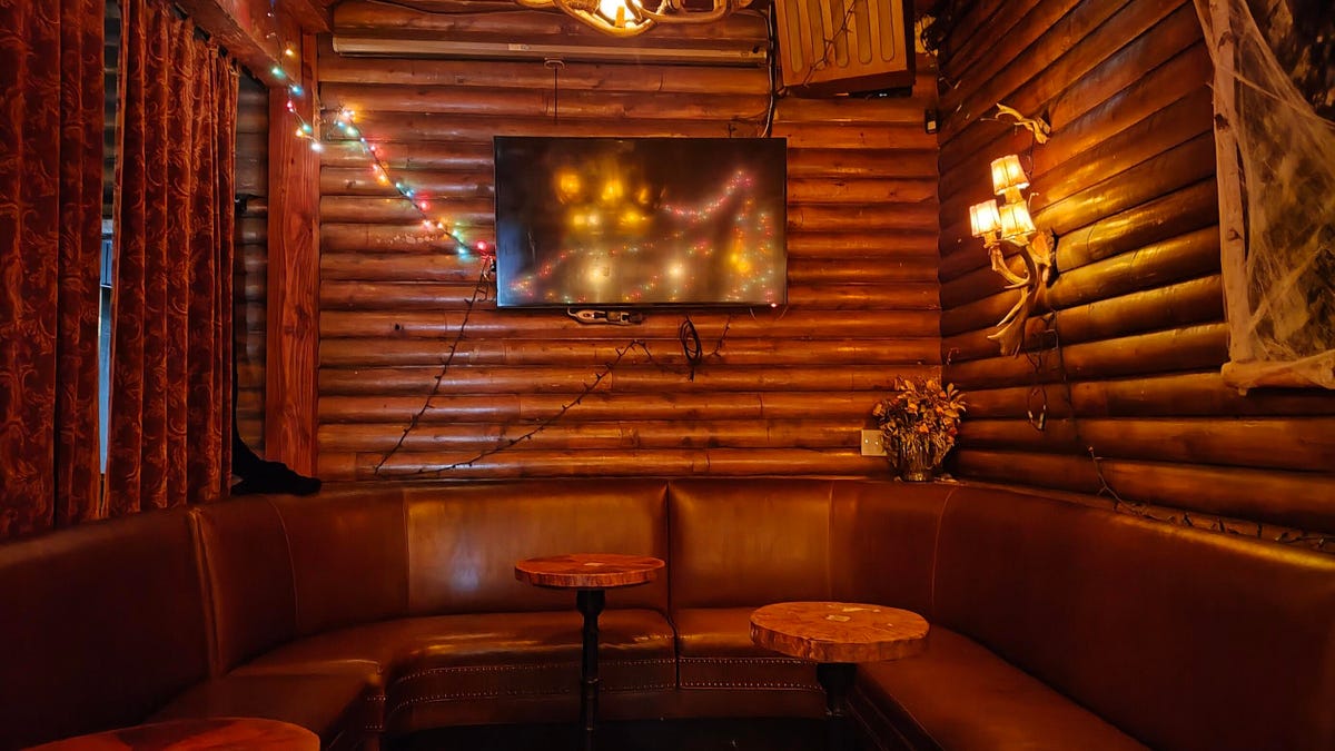 A room in a bar decked out in frontier lodge style that's warmly lit, and looks properly yellow and slightly red thanks to the accurate 64-megapixel main camera.