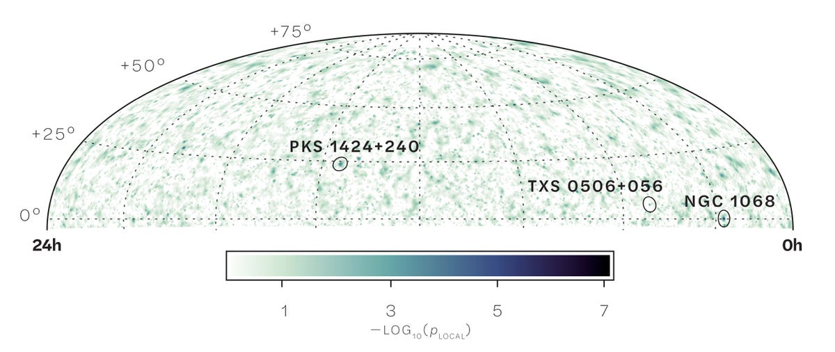 IceCube による空の最新の結果からの図。 ニュートリノが宇宙全体でどこから来ているように見えるかを示し、発生源として最も密度の高い場所を特定します。