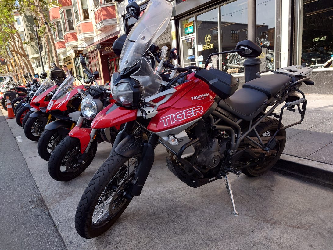 Foto do Xperia IV de um monte de motocicletas vermelhas