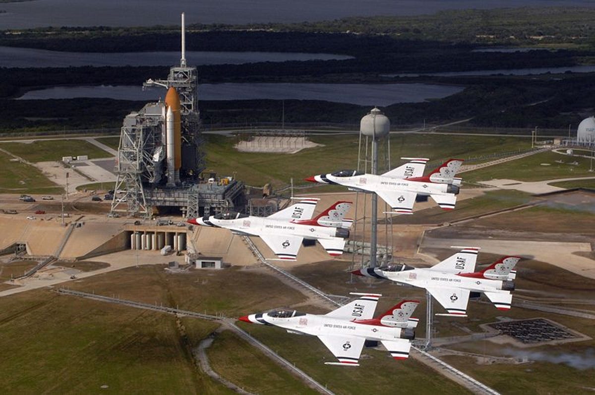 800px-STS-123_Thunderbirds_Flypast.jpg