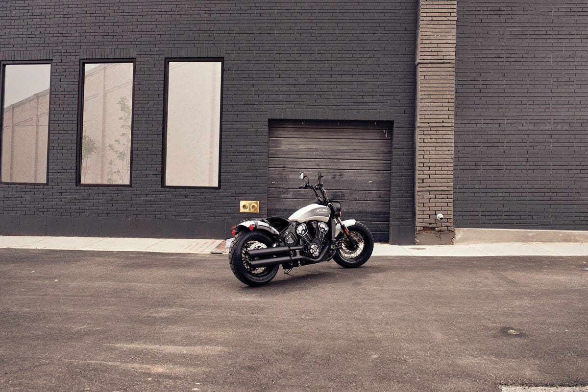 2019-indian-scout-bobber-accessorized-02