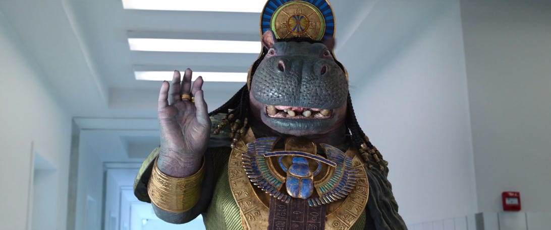 zeul egiptean antic Hippo zâmbește și face semn cu mâna în Taweret, vesel, Moon Knight episodul 4