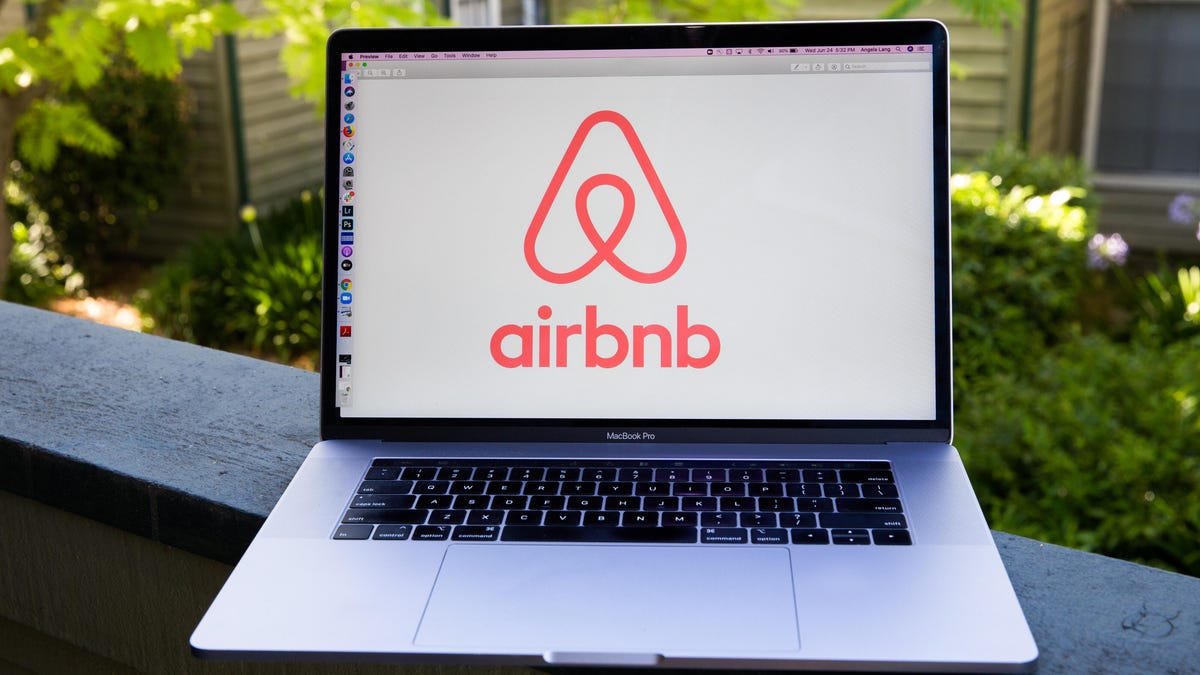 air-bnb-logo-laptop