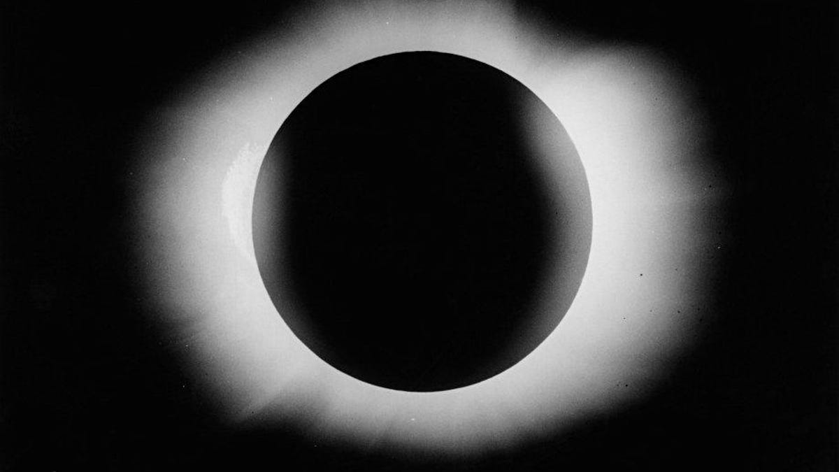 a7-040-1919-05-29-sun-total-eclipse-principe-eddington-and-cottingham
