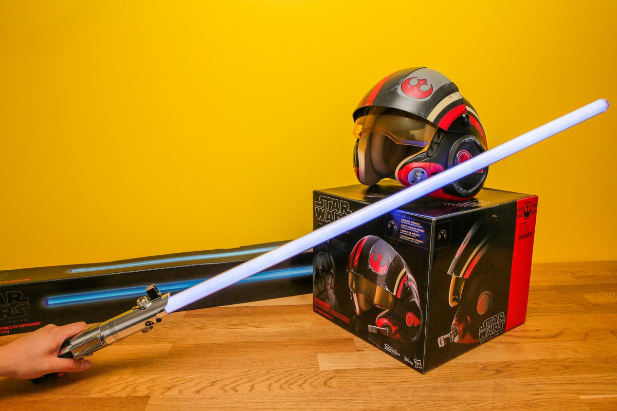 star-wars-the-black-series-lightsaber-and-helmet-02