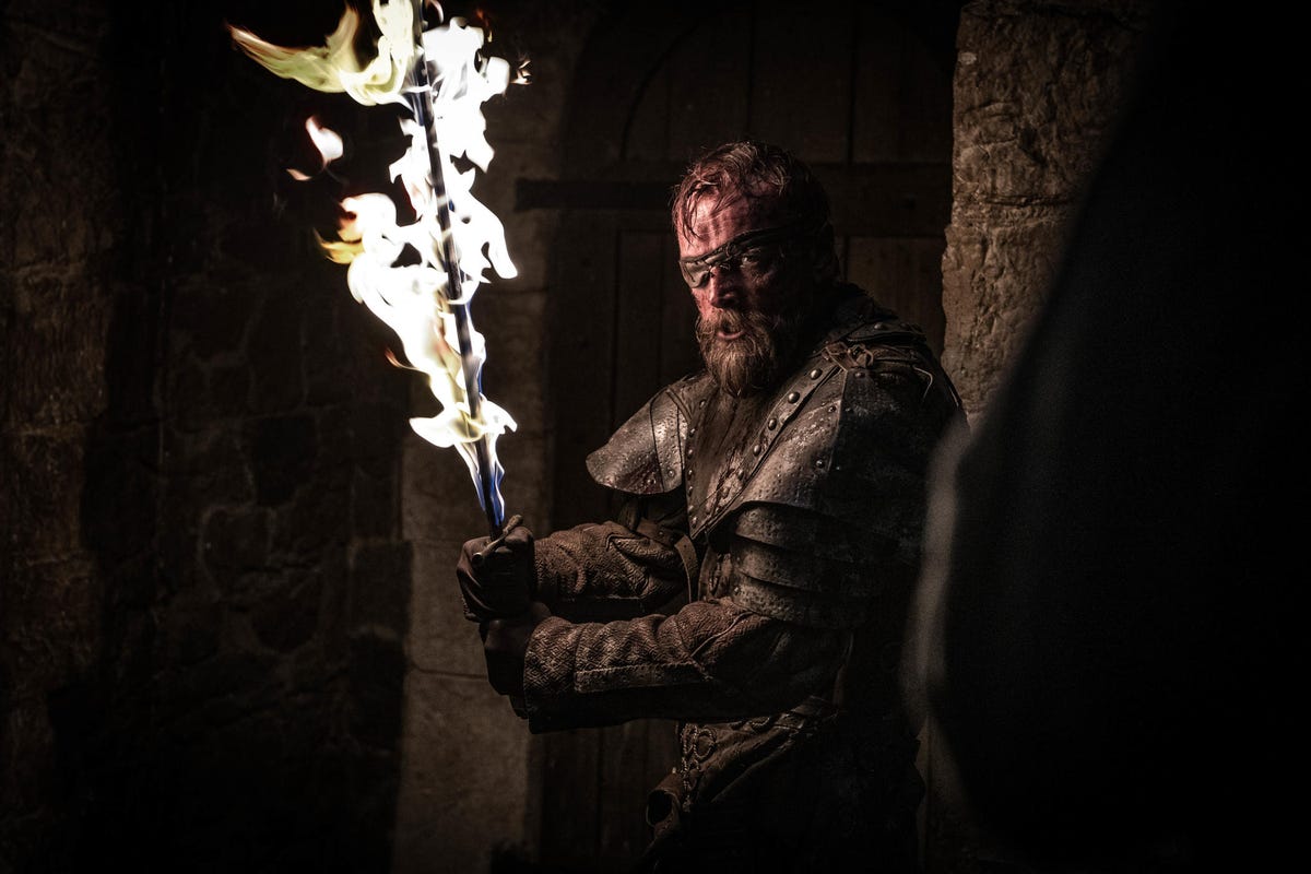 game-of-thrones-season-8-episode-3-beric-flaming-sword-hs