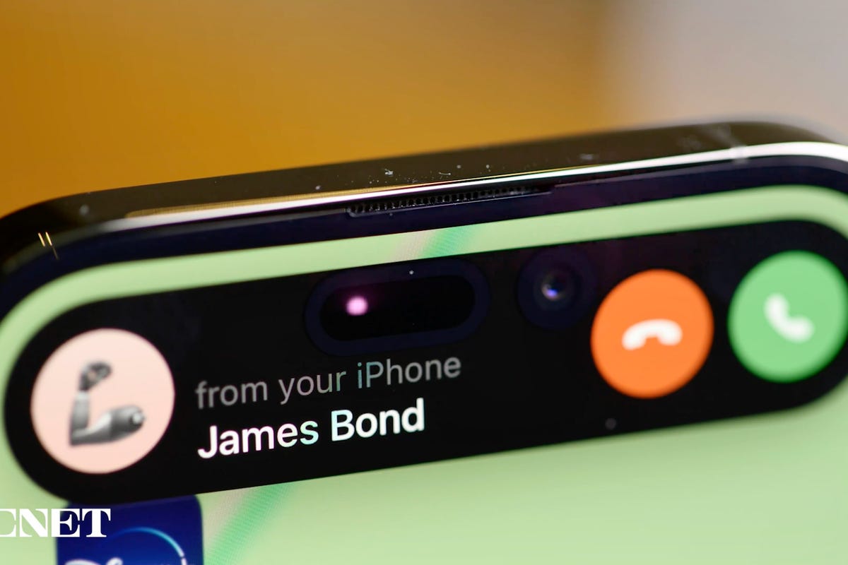 The iPhone's Dynamic Island showing a phone call