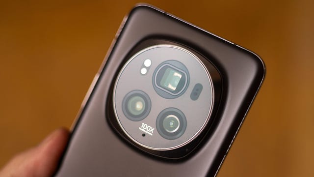 Una foto di un telefono grigio