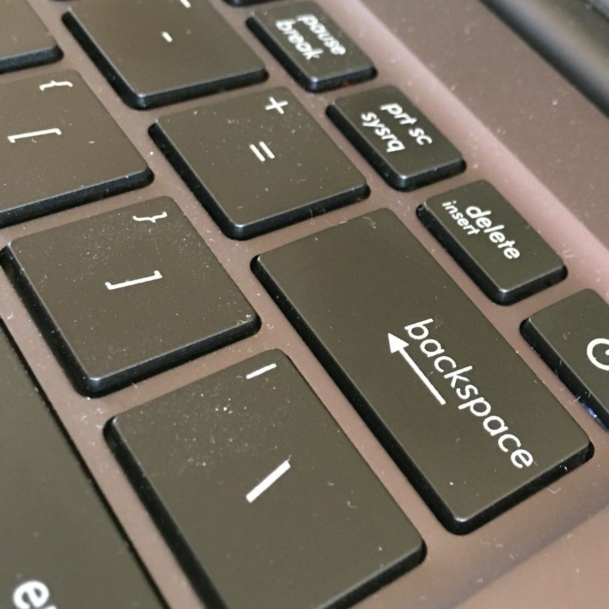 Solve the problem of a poorly placed laptop power button - CNET