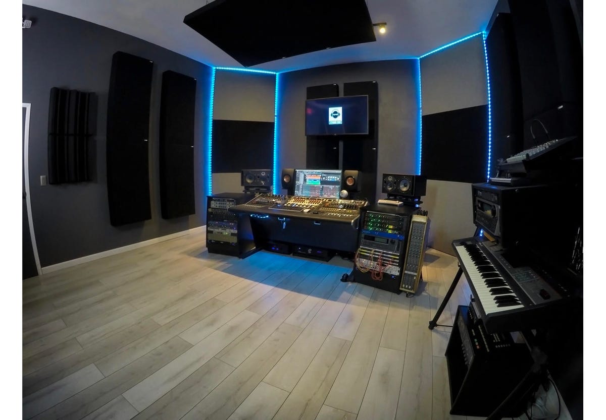 studio-dmi-studio-a-side-gik-acoustics-244-bass-traps