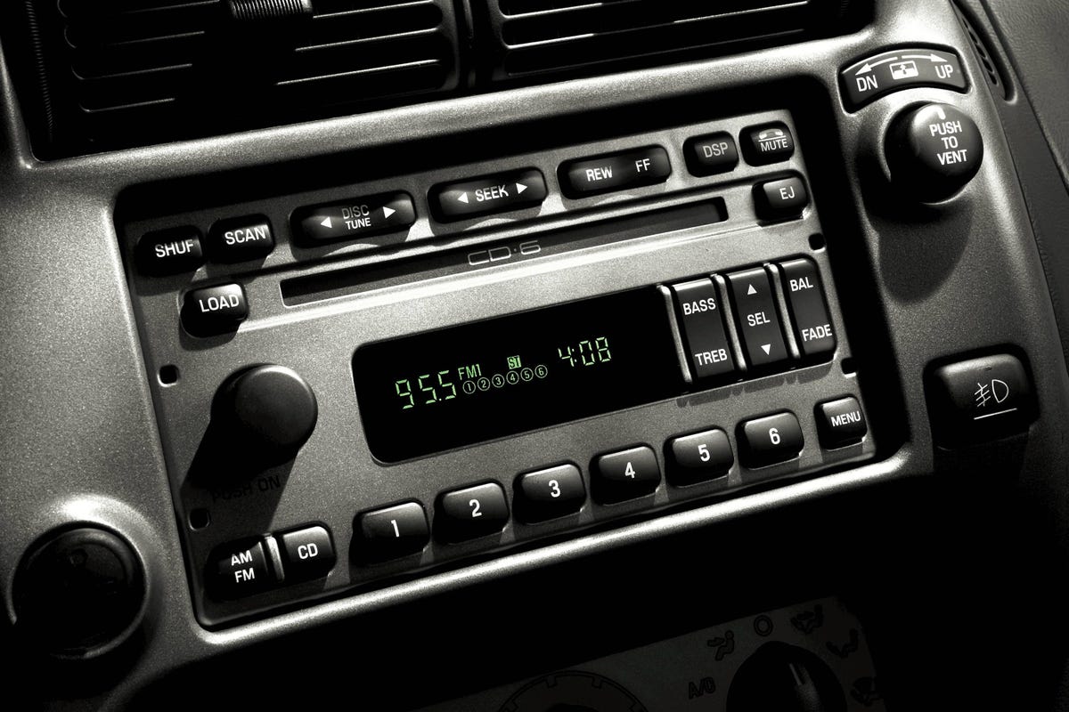 2004-ford-explorer-interior-radio
