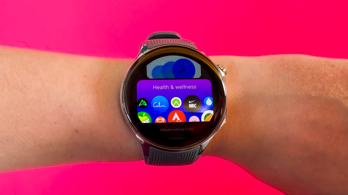 The OnePlus Watch 2 showing the Google Play Store