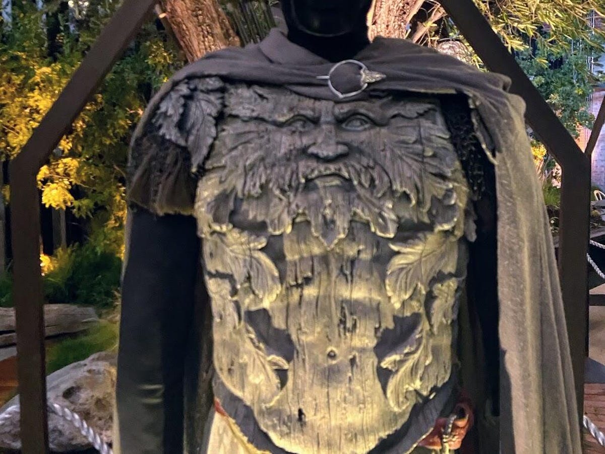 Arondir's wooden armor and fabric cloak on an all-black mannequin