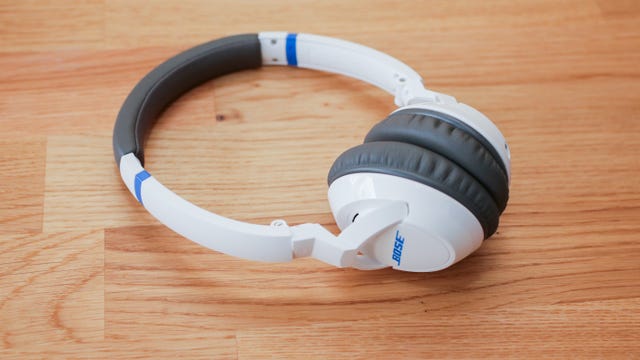 07bose-soundtrue-on-ear-headphones-product-photos.jpg