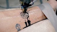 Video: Getting a tattoo from an industrial robot looks intense (Tomorrow Daily 404)